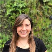 Profesora de español imparte clases a extranjeros